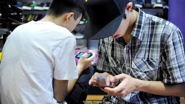 Подростки и мобильные телефоны